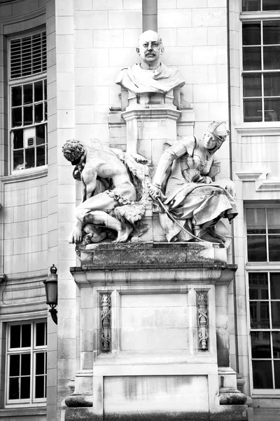 Marmor und Statue in der Altstadt von London England — Stockfoto