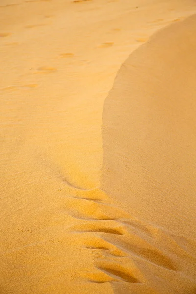 Бурая песчаная дюна в пустыне — стоковое фото
