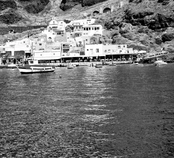 Von einem boot in europa griechenland santorini insel haus und felsen — Stockfoto