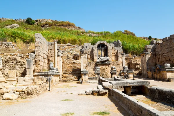 Perge régi Ázsiában és a római templom — Stock Fotó