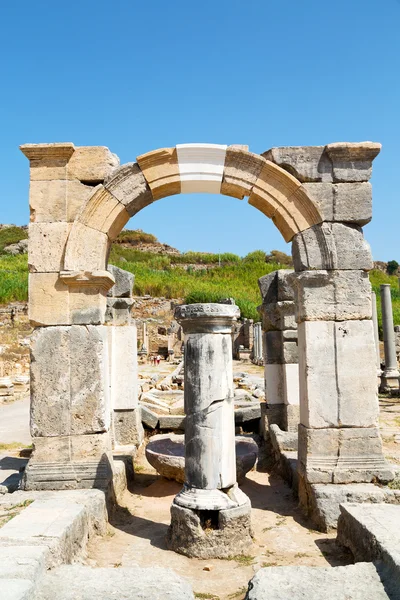 En Asie dinde la colonne et temple romain — Photo