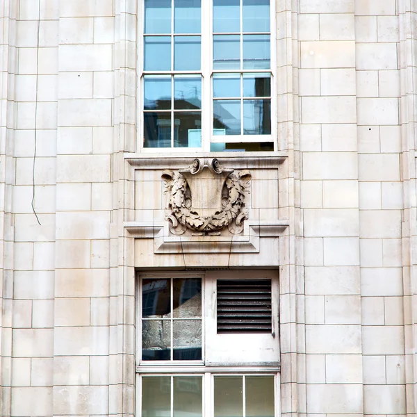 Vieux windon en Angleterre Londres brique et verre le mur — Photo