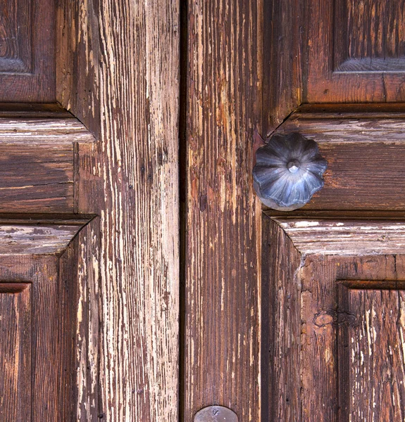 Golpeador de latón y puerta de vidrio de madera caronno varesino varese — Foto de Stock