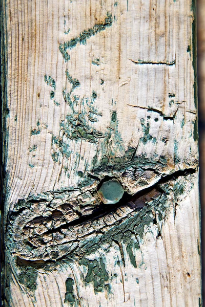 Πράσινο χρώμα στην πόρτα από καφέ ξύλο και σκουριασμένο κίτρινο — Φωτογραφία Αρχείου