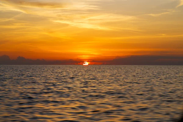 Лодка восхода солнца и кхо-тао залив береговой линии южного моря Китая — стоковое фото