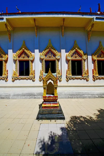 Kho bangkok samui v Thajsku řez chodníku zlata chrámu — Stock fotografie