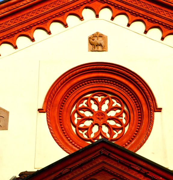 Subiu janela Itália lombardia na barza antiga igreja b — Fotografia de Stock