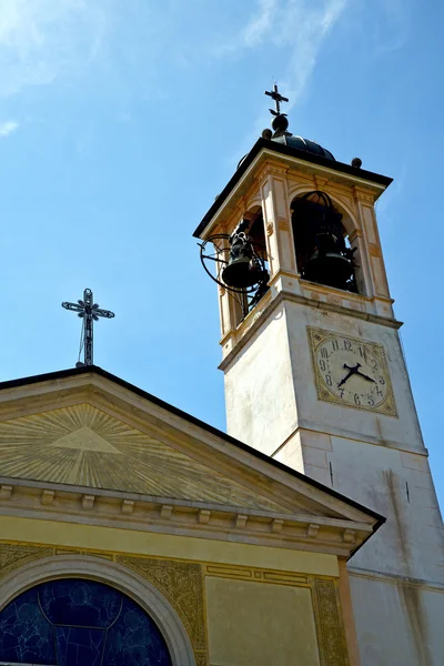 Giornata di sole milano vecchio astratto in italia triangolo tetto — Foto Stock