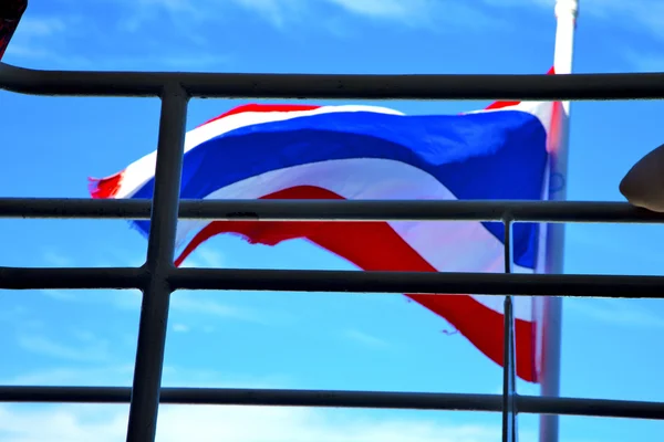 苏梅岛湾岛挥舞着泰国国旗和格栅蓝天 — 图库照片