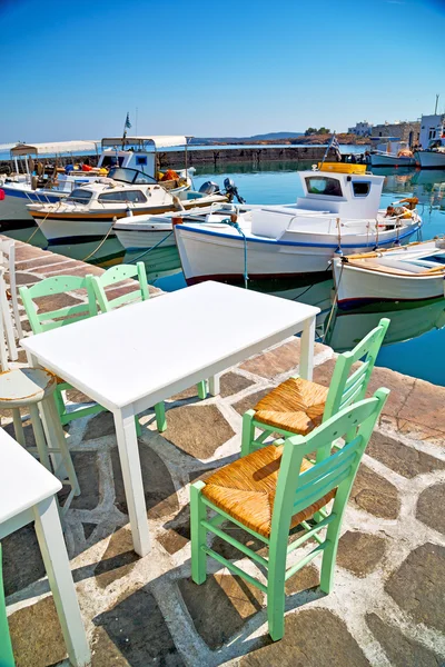 Stůl v restauraci židli a v létě — Stock fotografie