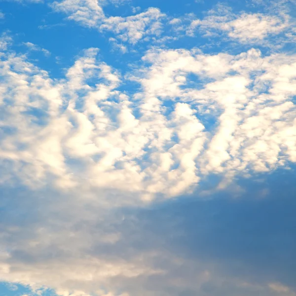 Dünya bulutlu kabarık cennet gökyüzünde — Stok fotoğraf