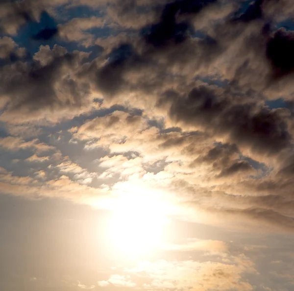 Dans le ciel bleu rouge nuage et le lever du soleil couleur orange — Photo