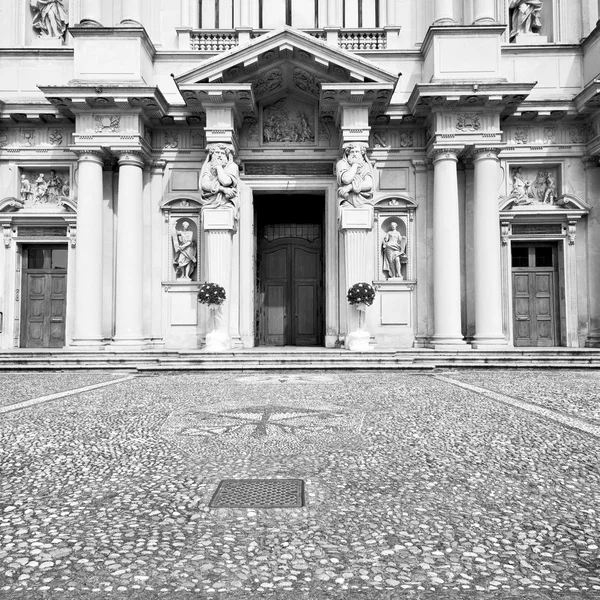 De oude architectuur van de kolom in Italië Europa Milaan godsdienst en — Stockfoto