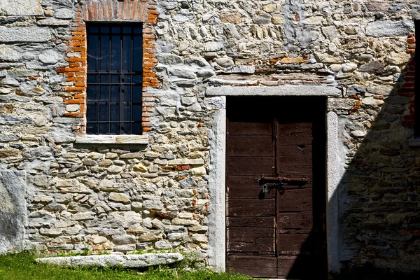 Porta marrone italia nel milano vecchia finestra chiusa bri — Foto Stock