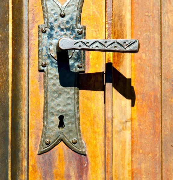 Castellanza θαμπάδα καφέ ρόπτρο στοΙταλία μια πόρτα γ ξύλινο σταυρό — Φωτογραφία Αρχείου