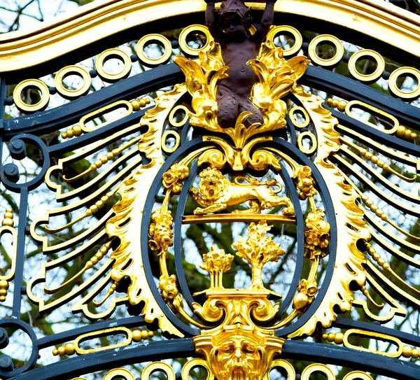 En Londres Inglaterra la antigua puerta de metal palacio real — Foto de Stock