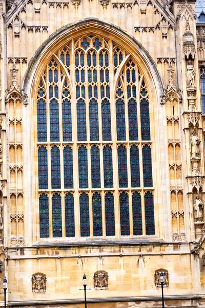 Viejo en Londres histórico parlamento ventana — Foto de Stock