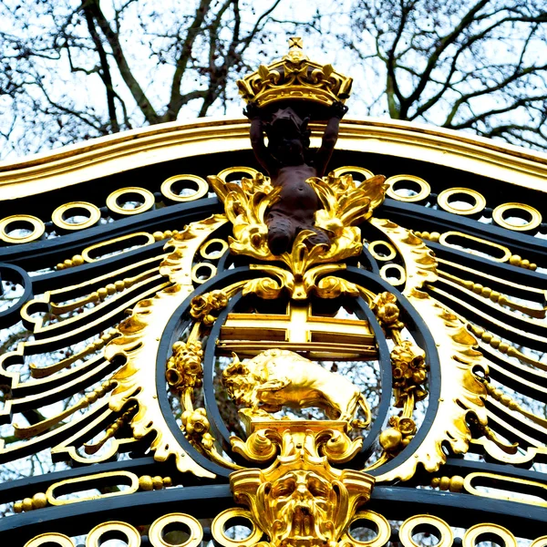 En Londres Inglaterra la antigua puerta de metal palacio real — Foto de Stock