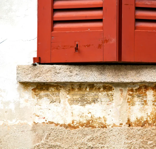 Azzate ventana varese italia ladrillo rojo — Foto de Stock