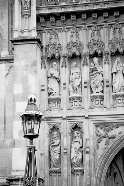 Исторический мрамор и статуя в старом городе Лондон Англия — стоковое фото
