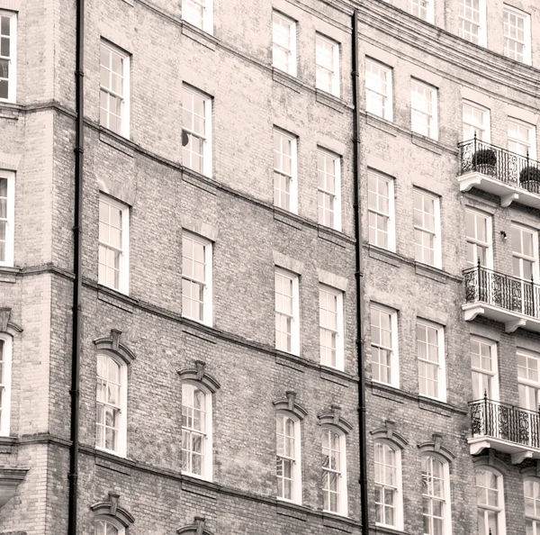 ヨーロッパでウィンドウ ロンドン古い赤レンガの壁と歴史 — ストック写真