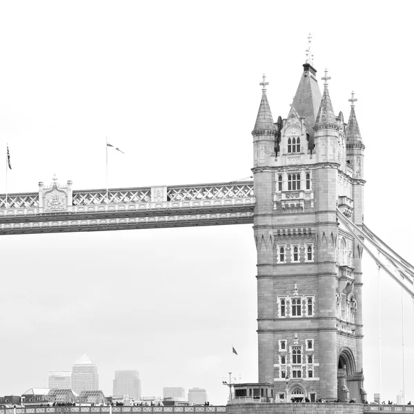 London Tower in England alte Brücke und der wolkenverhangene Himmel — Stockfoto