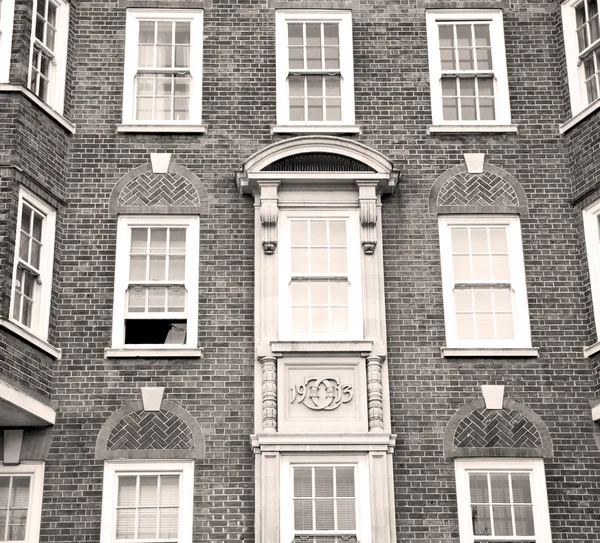 En Europa Londres vieja pared de ladrillo rojo y ventana histórica — Foto de Stock