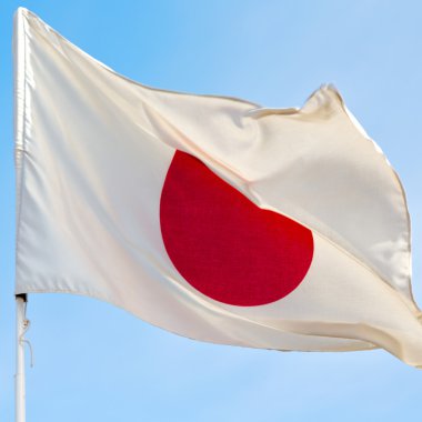 Mavi gökyüzü bcolour ve dalga bayrağı sallayarak japanb
