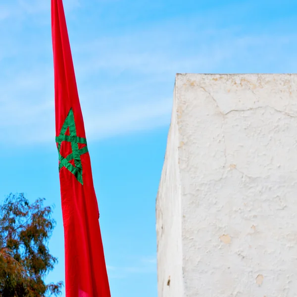 Bandiera sventolante tunisia nel colore del cielo blu e merlature wa — Foto Stock