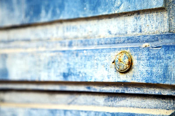 Porta de madeira azul despojado e prego enferrujado — Fotografia de Stock