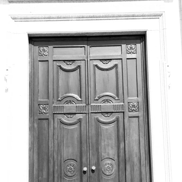 Detail in  wall door  italy land europe architecture and wood th — Stock Photo, Image