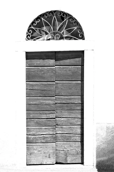 Λεπτομέρεια στην Ιταλία πόρτα τοίχο γης Ευρώπης αρχιτεκτονική και ξύλο ου — Φωτογραφία Αρχείου