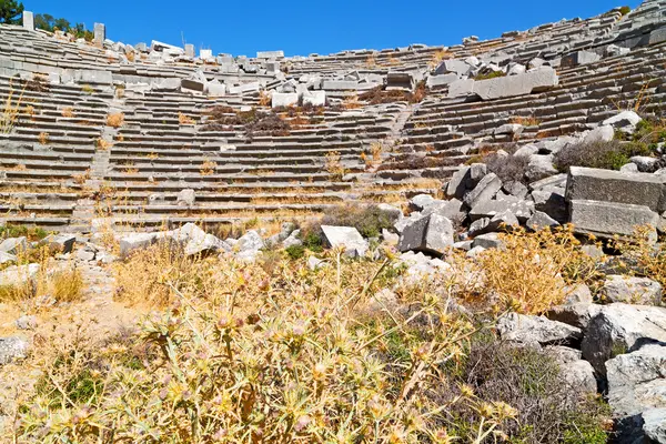 Asya gökyüzü ve kalıntıları tiyatro — Stok fotoğraf