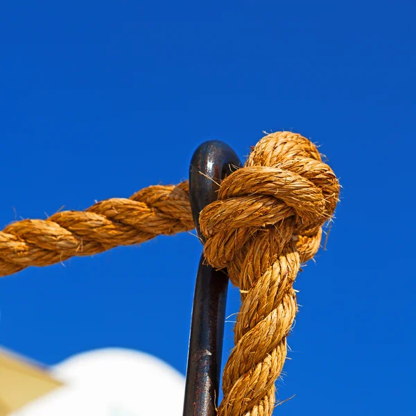 Sicherungsseil und Metall im blauen Himmel über dem Mittelmeer — Stockfoto