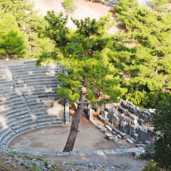 Ruinas piedra y teatro en antalya arykanda pavo asia cielo a — Foto de Stock