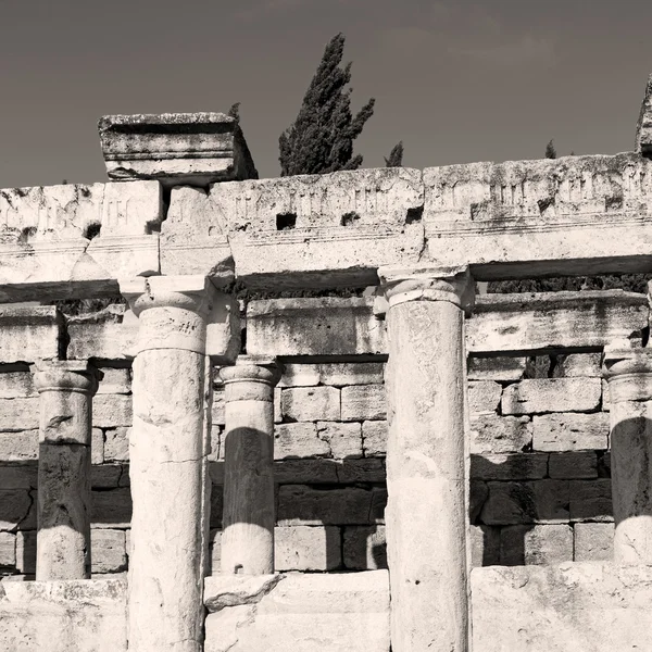 Und die römische Tempelgeschichte pamukkale alten Bau in als — Stockfoto