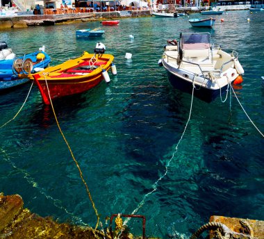 Avrupa'nın bir tekneden Yunanistan santorini Island house ve kayalar