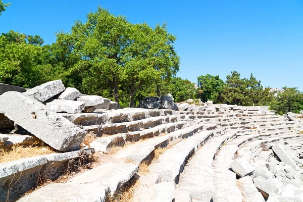 A régi templom termessos ég és romok — Stock Fotó