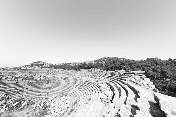 Der alte tempel und theater in termessos antalya truthahn asien himmel — Stockfoto