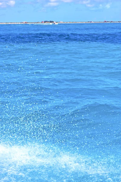 Onda di terra in schiuma blu goccia di mare giornata di sole — Foto Stock
