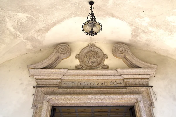 Abstrakte kirchentür italien lombardy straßenlaterne — Stockfoto