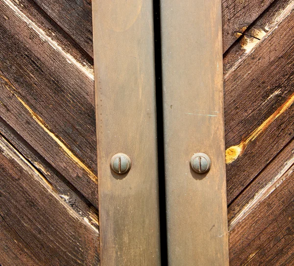 Puerta de pintura pelada en madera antigua italia y tradicional — Foto de Stock
