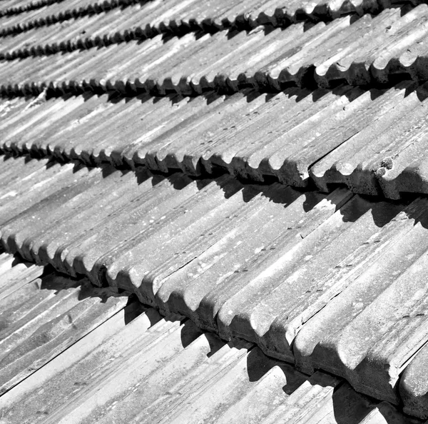 라인과 대각선 건축의 오래 된 이탈리아에서 지붕 — 스톡 사진
