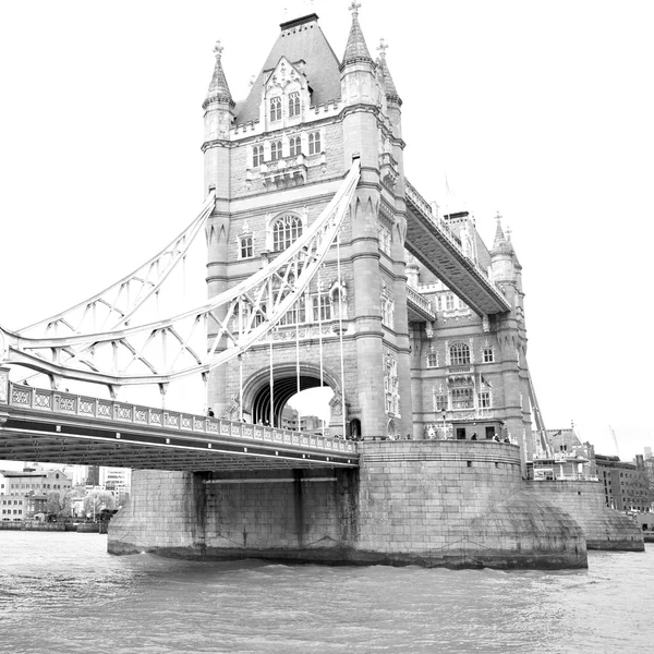 London Tower in England alte Brücke und der wolkenverhangene Himmel — Stockfoto