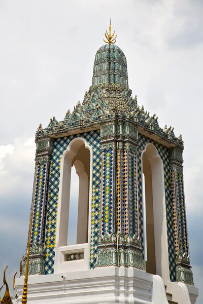 Tailândia bangkok chuva cruz cores céu do telhado — Fotografia de Stock