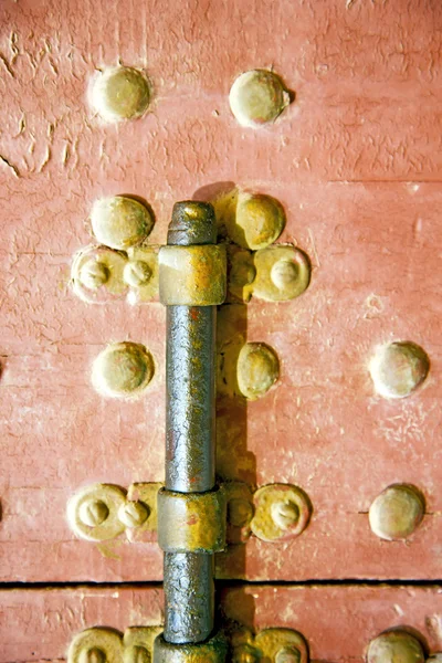 Morocco marrom na madeira velha e cadeado seguro enferrujado — Fotografia de Stock