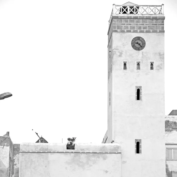 Antigua torre de ladrillo en el pueblo de Marruecos y el cielo —  Fotos de Stock