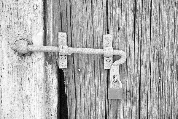 Ευρώπη παλιά Ιταλία αντίκες στενή πόρτα καφέ και γ σκουριασμένη Κλειδωνιά — Φωτογραφία Αρχείου