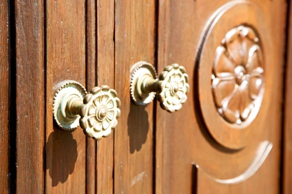 Meztelen festék ajtó Olaszországban és a hagyományos szerkezetű köröm — Stock Fotó