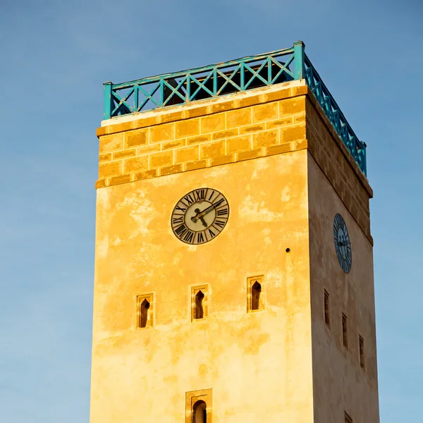 Oude bakstenen toren in Marokko Afrika dorp en de hemel — Stockfoto